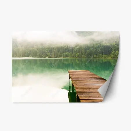 Sticker repositionnable jetée en bois sur un lac brumeux – Wallnifity®