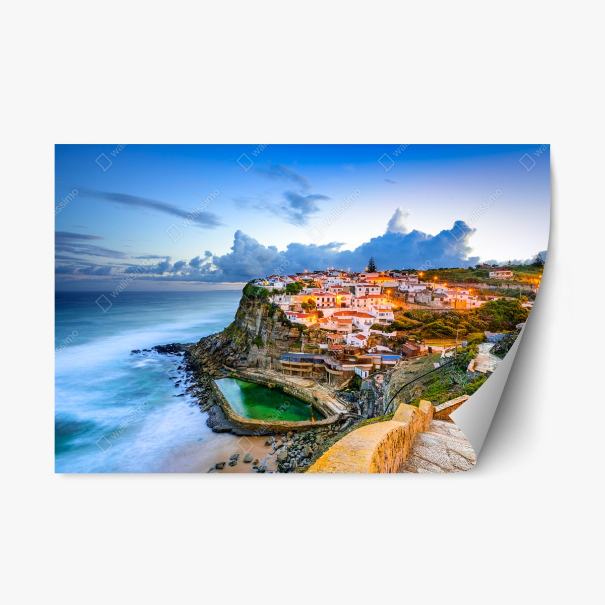 Sticker repositionnable village au bord de la falaise : Azenhas do Mar, Portugal au crépuscule – Wallnifity®