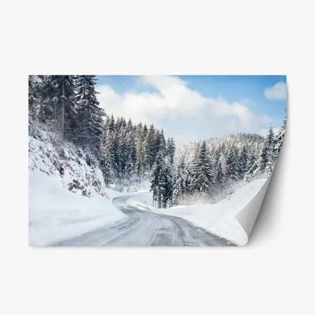 Sticker repositionnable route sinueuse dans une forêt enneigée – Wallnifity®