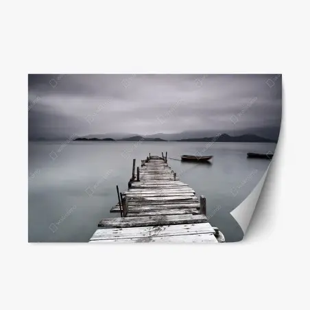 Sticker repositionnable jetée solitaire et barques sur une mer calme – Wallnifity®