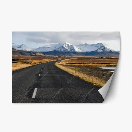 Sticker repositionnable route isolée menant aux montagnes enneigées d'Islande – Wallnifity®