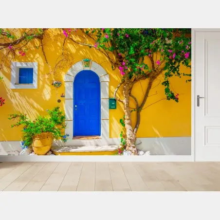Papier peint porte bleue d'Assos sur façade jaune – Wallnifity®