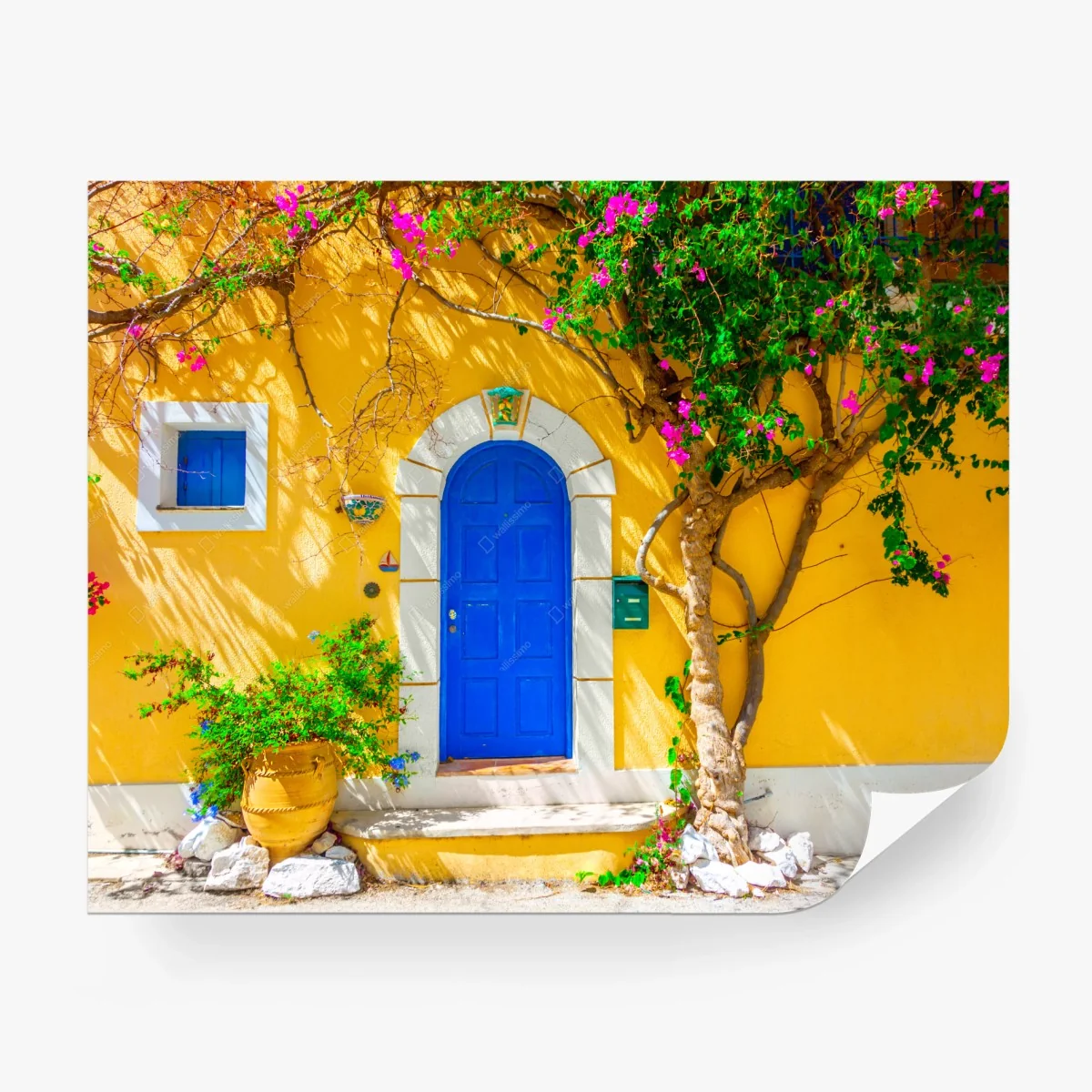 Papier peint porte bleue d'Assos sur façade jaune – Wallnifity® Papier peint porte bleue d'Assos sur façade jaune – Wallnifity®