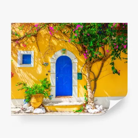 Papier peint porte bleue d'Assos sur façade jaune – Wallnifity®