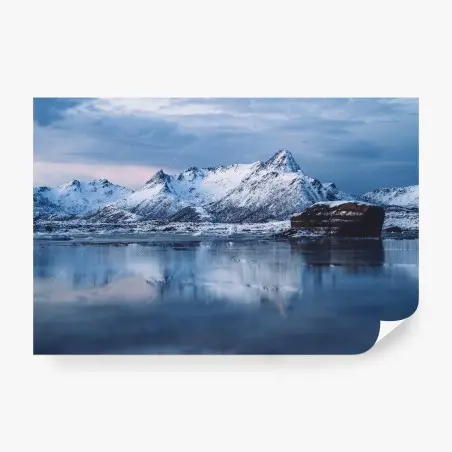 Papier peint paysage polaire tranquille avec reflet montagneux – Wallnifity®