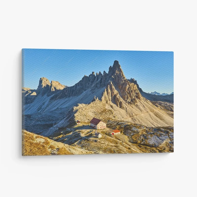 Tableau sur toile refuge au pied des pics rocheux dans les Dolomites – Wallnifity®