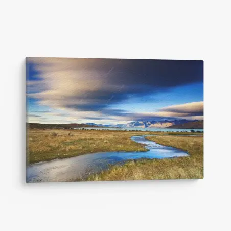 Tableau sur toile prairie dorée et rivière sinueuse sous un ciel dramatique – Wallnifity®