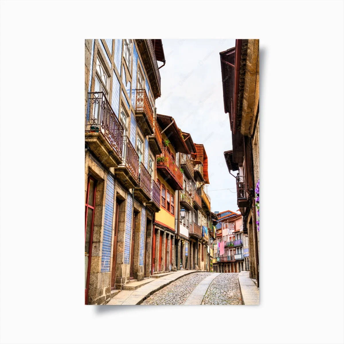 Poster ruelle pittoresque aux façades colorées – Wallnifity® Poster ruelle pittoresque aux façades colorées – Wallnifity®