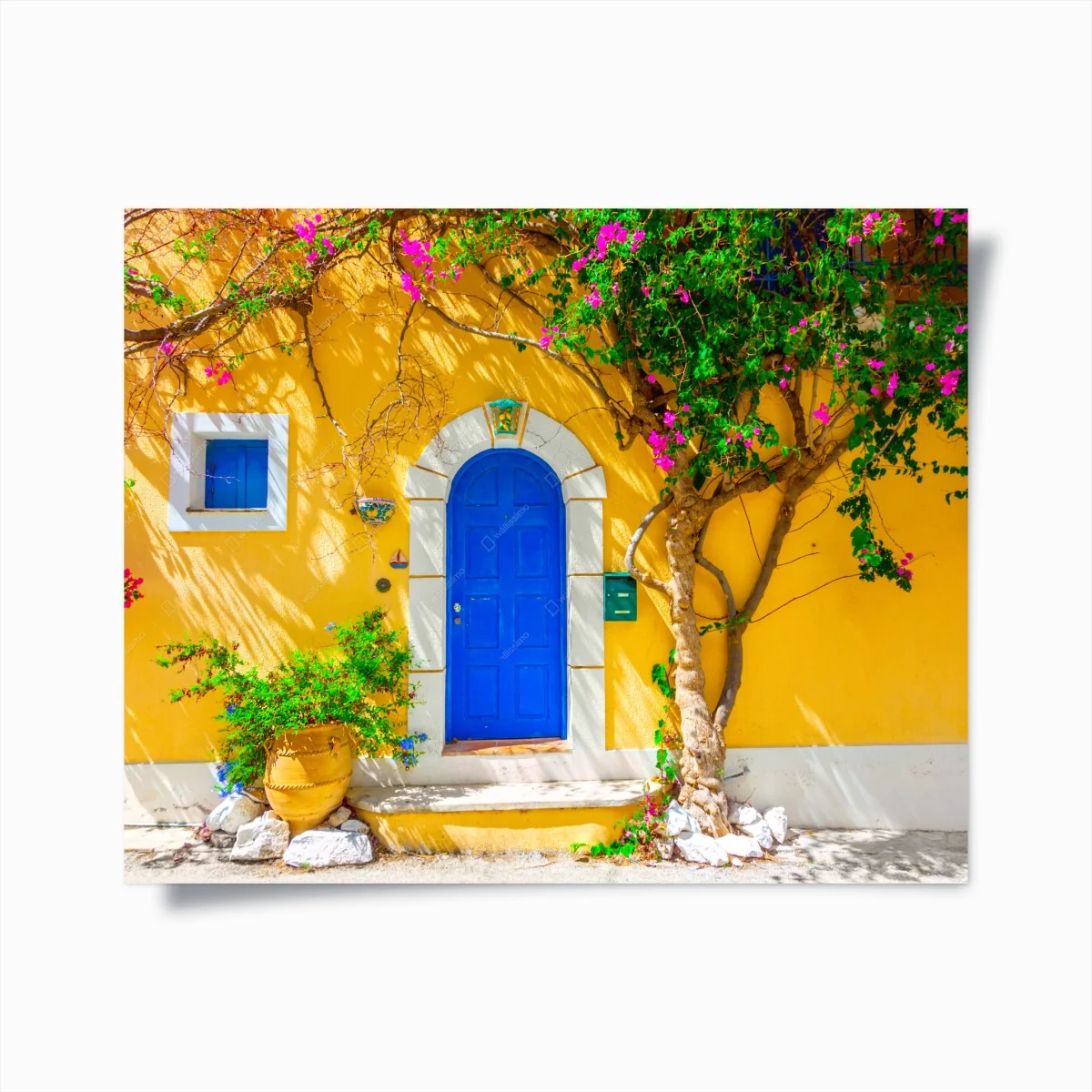 Poster porte bleue d'Assos sur façade jaune – Wallnifity® Poster porte bleue d'Assos sur façade jaune – Wallnifity®