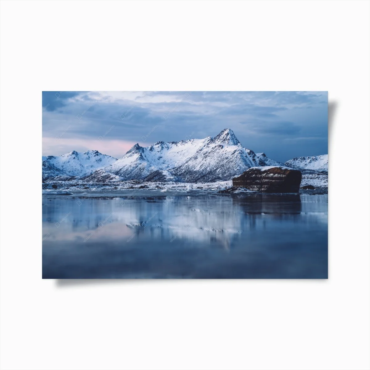 Poster paysage polaire tranquille avec reflet montagneux – Wallnifity® Poster paysage polaire tranquille avec reflet montagneux – Wallnifity®