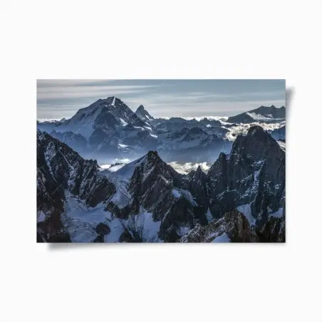 Poster paysage alpin dramatique aux sommets enneigés – Wallnifity®