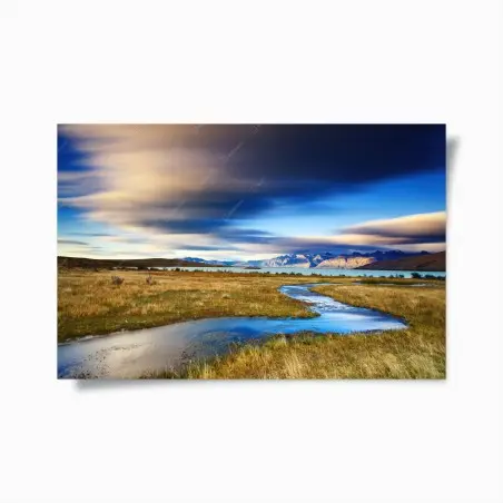 Poster prairie dorée et rivière sinueuse sous un ciel dramatique – Wallnifity®