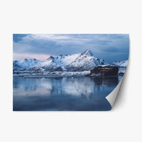 Sticker repositionnable paysage polaire tranquille avec reflet montagneux – Wallnifity®