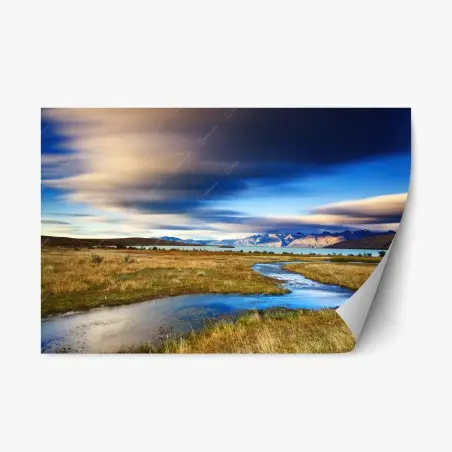 Sticker repositionnable prairie dorée et rivière sinueuse sous un ciel dramatique – Wallnifity®