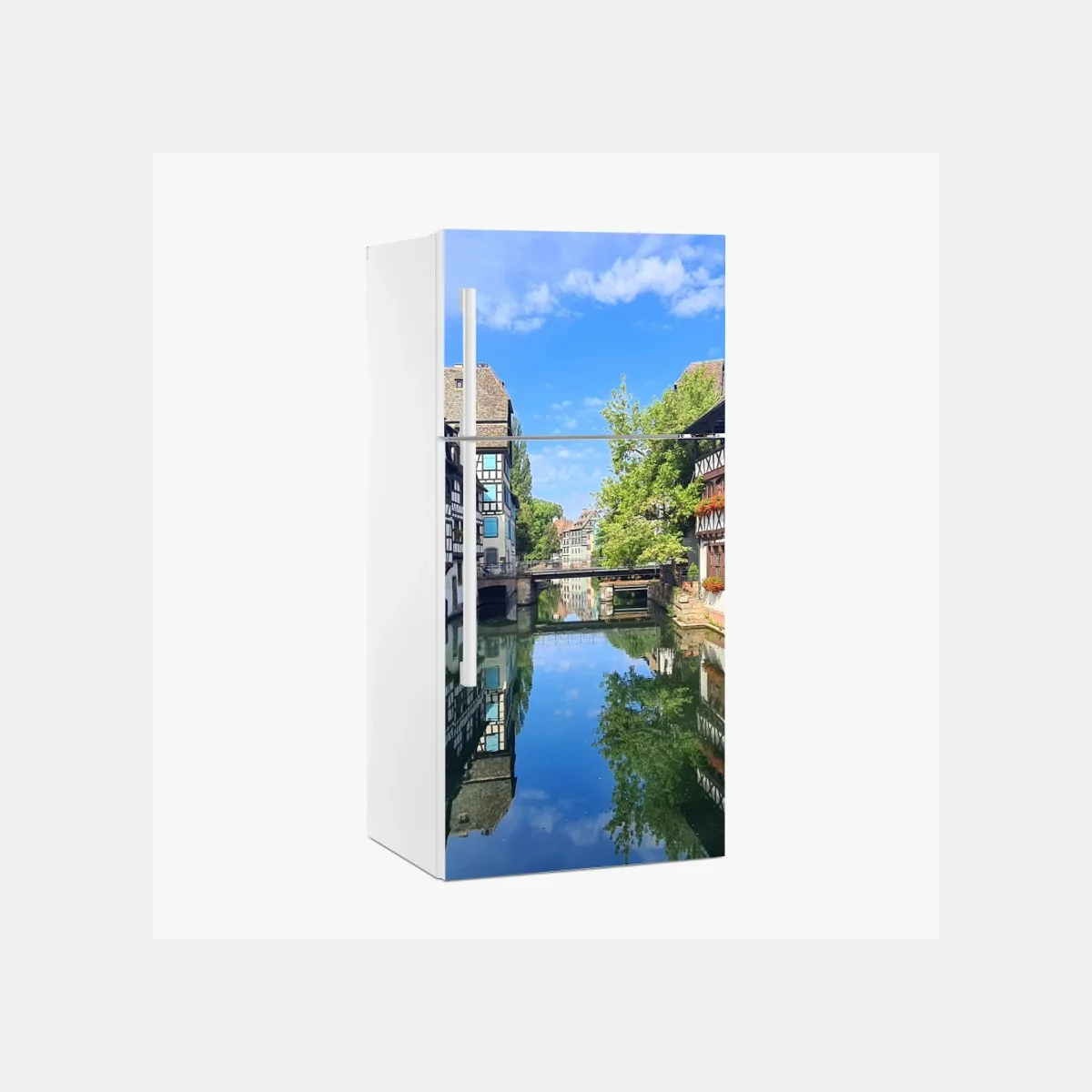 Sticker pour réfrigérateur vue pittoresque sur les maisons à colombages de Strasbourg – Wallnifity® Sticker pour réfrigérateur vue pittoresque sur les maisons à colombages de Strasbourg – Wallnifity®