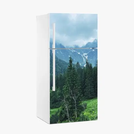 Sticker pour réfrigérateur vallée alpine brumeuse entre sapins – Wallnifity®