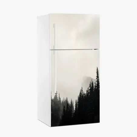 Sticker pour réfrigérateur forêt brumeuse aux silhouettes de conifères – Wallnifity®
