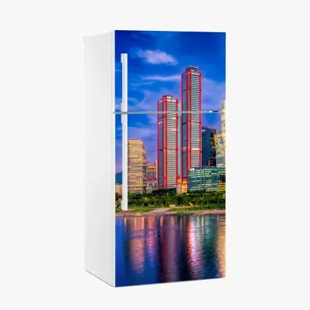 Sticker pour réfrigérateur panorama urbain au crépuscule aux reflets colorés – Wallnifity®