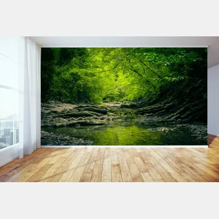 Papier peint ruisseau forestier verdoyant – Wallnifity®