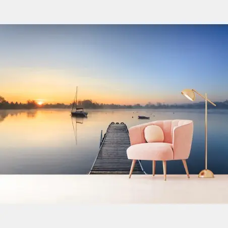 Papier peint jetée tranquille au lever du soleil sur le lac – Wallnifity®