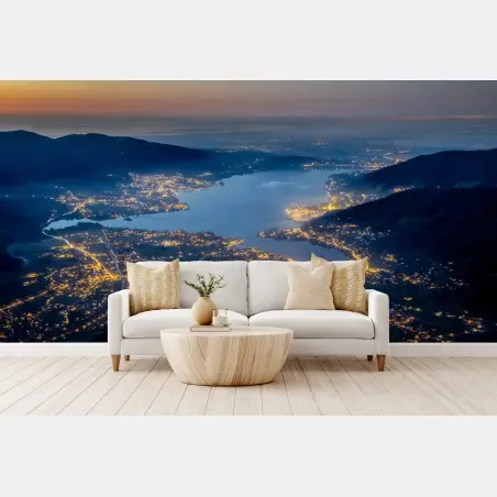 Papier peint panorama nocturne du lac illuminé – Wallnifity®