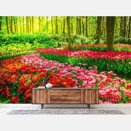 Papier peint champ de tulipes colorées en sous-bois – Wallnifity®