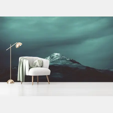 Papier peint sommet enneigé sous ciel dramatique – Wallnifity®