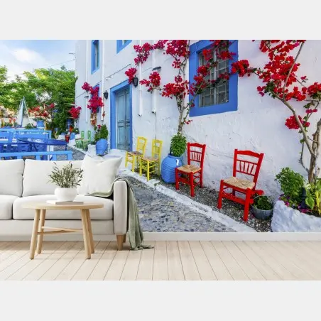 Papier peint ruelle méditerranéenne aux chaises colorées – Wallnifity®