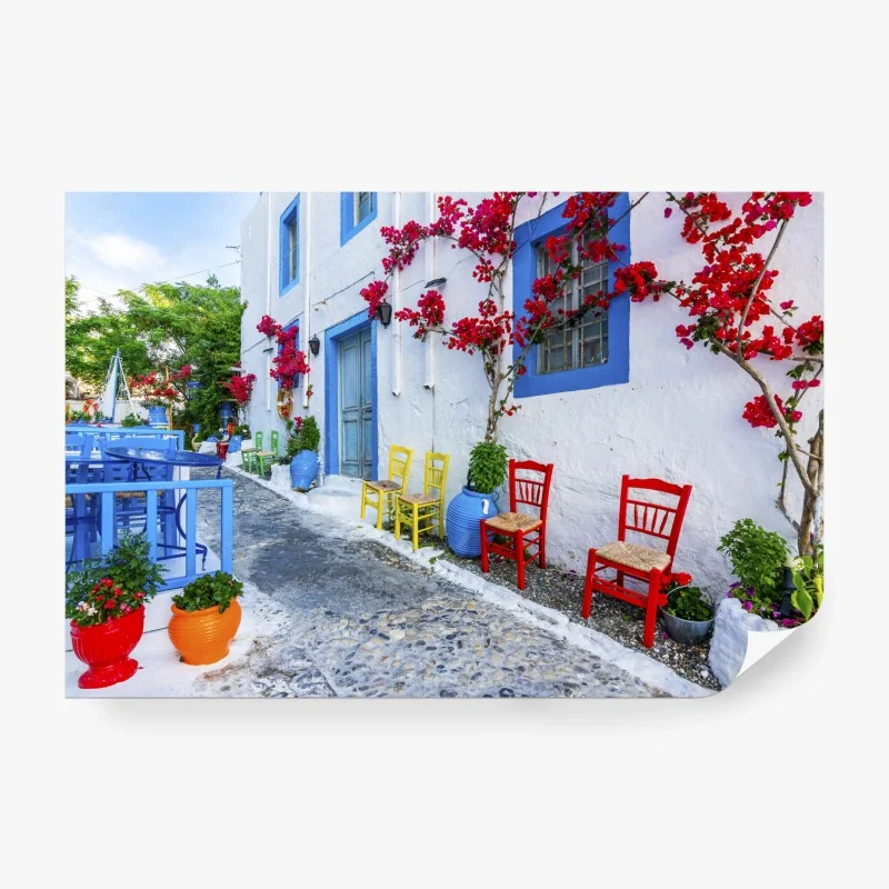 Papier peint ruelle méditerranéenne aux chaises colorées – Wallnifity® Papier peint ruelle méditerranéenne aux chaises colorées – Wallnifity®