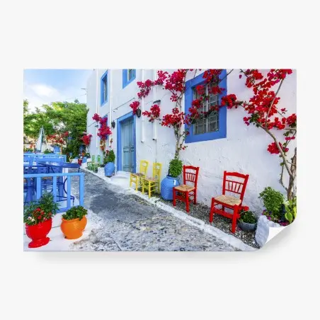 Papier peint ruelle méditerranéenne aux chaises colorées – Wallnifity®
