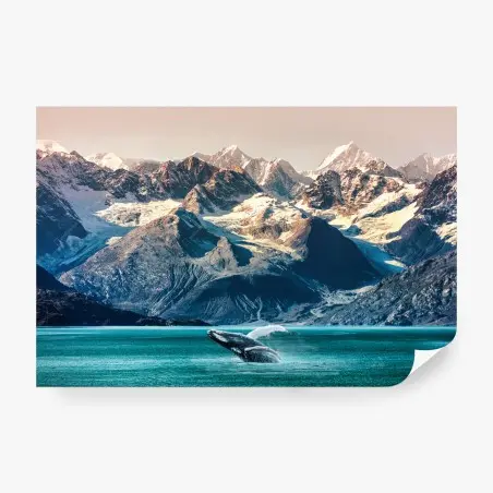 Papier peint baleine en plein saut devant montagnes glaciaires – Wallnifity®