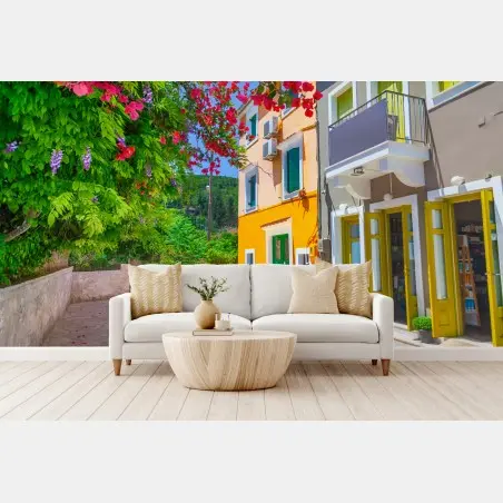 Papier peint ruelle colorée de Kefalonia ensoleillée – Wallnifity®
