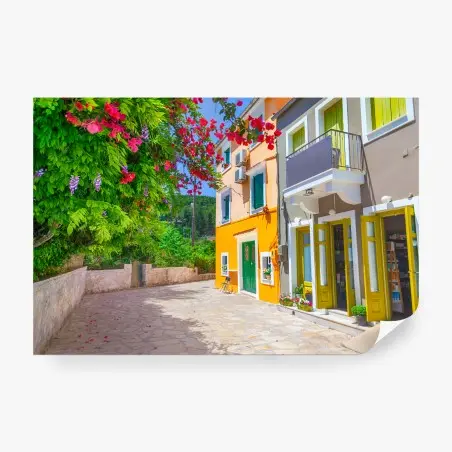 Papier peint ruelle colorée de Kefalonia ensoleillée – Wallnifity®