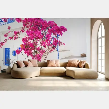 Papier peint éclat méditerranéen : bougainvillier sur façade blanche – Wallnifity®