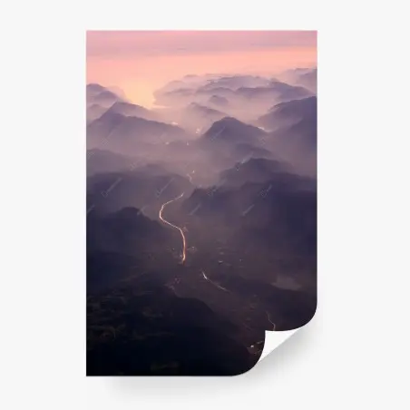 Papier peint paysage brumeux de montagnes et rivière au crépuscule – Wallnifity®