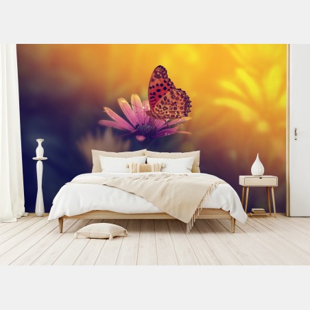 Papier peint papillon au coucher de soleil sur une fleur délicate – Wallnifity®