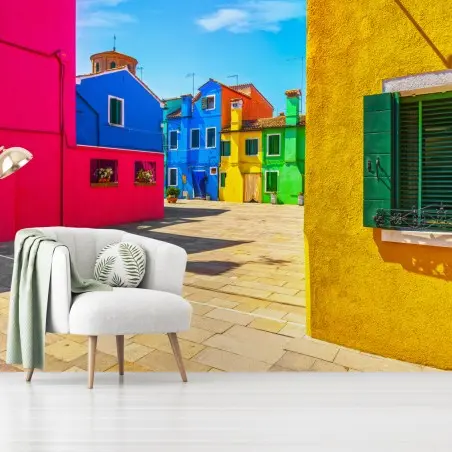 Papier peint couleurs de Burano : ruelle ensoleillée – Wallnifity®