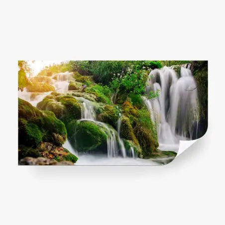 Papier peint cascade verdoyante aux mousses émeraude – Wallnifity®