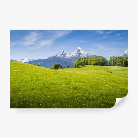 Papier peint vue alpine printanière sur montagnes enneigées et prairies – Wallnifity®