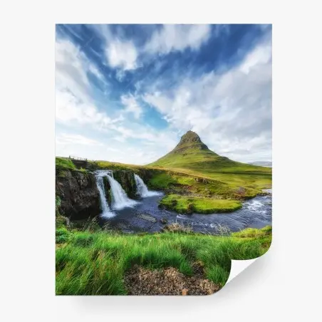 Papier peint vue emblématique de Kirkjufell et de la cascade – Wallnifity®
