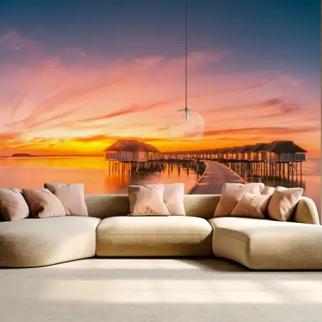 Papier peint ponton menant aux bungalows au coucher de soleil – Wallnifity®