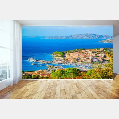 Papier peint village côtier ensoleillé avec port et mer turquoise – Wallnifity®