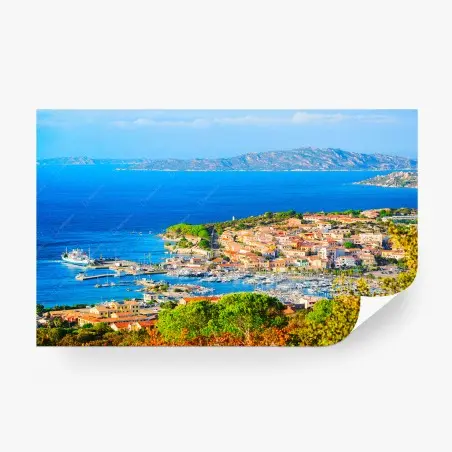 Papier peint village côtier ensoleillé avec port et mer turquoise – Wallnifity®