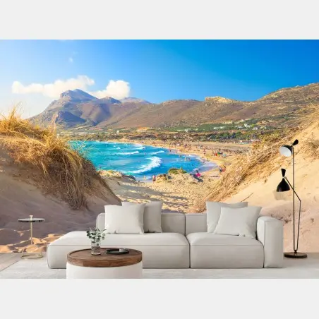 Papier peint vue côtière ensoleillée entre dunes et montagnes – Wallnifity®