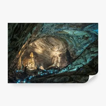 Papier peint intérieur de grotte illuminée avec formations rocheuses – Wallnifity®