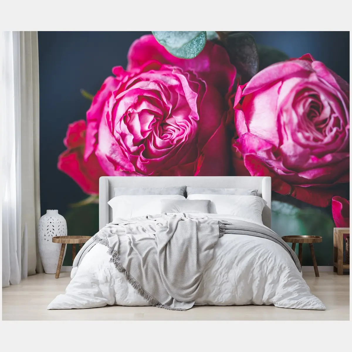 Papier peint roses fuchsia en gros plan sur fond bleu – Wallnifity®