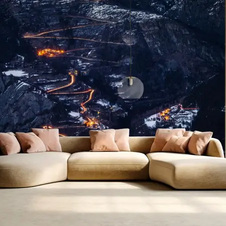 Papier peint nuit à Alpe d'Huez : la route aux virages lumineux – Wallnifity®