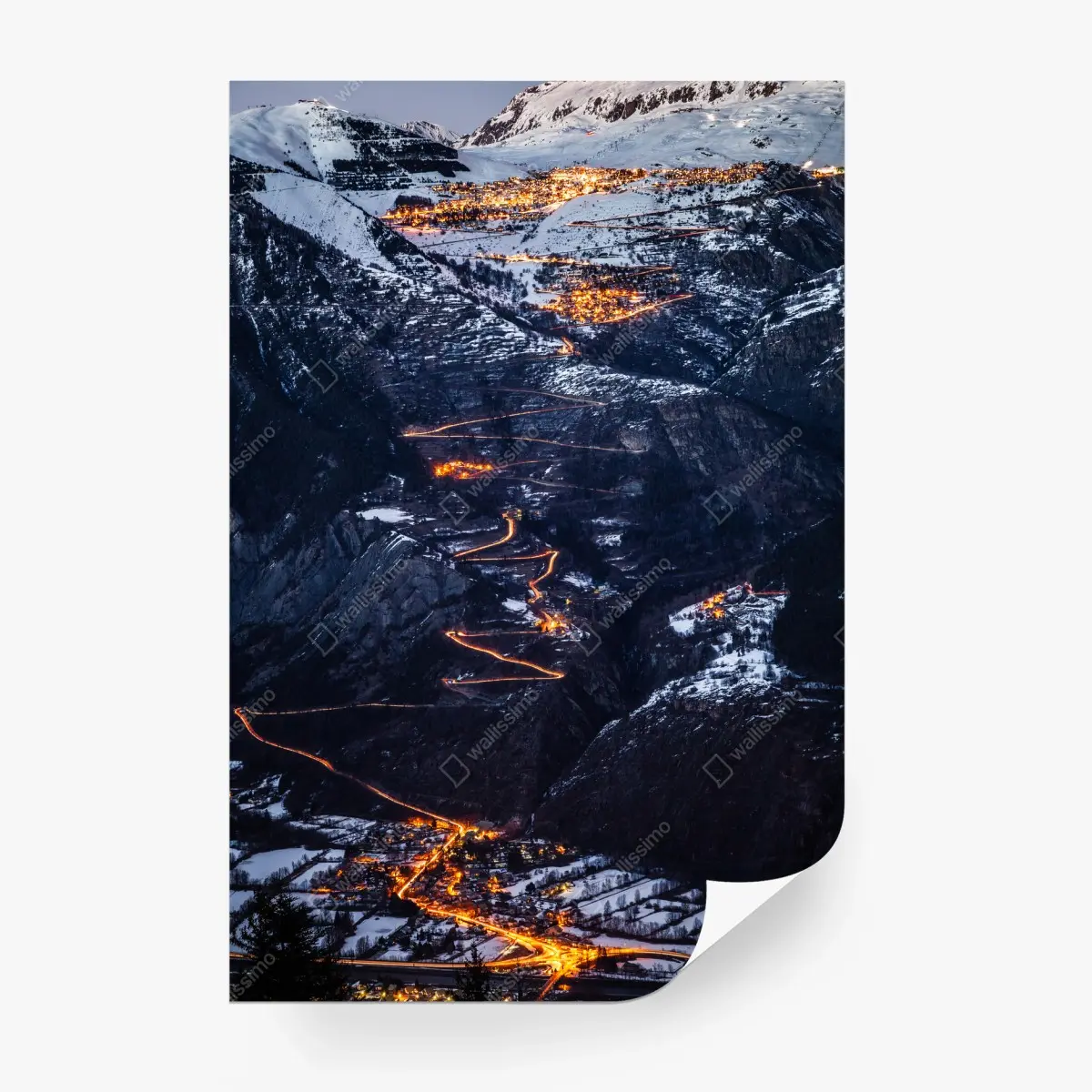 Papier peint nuit à Alpe d'Huez : la route aux virages lumineux – Wallnifity®