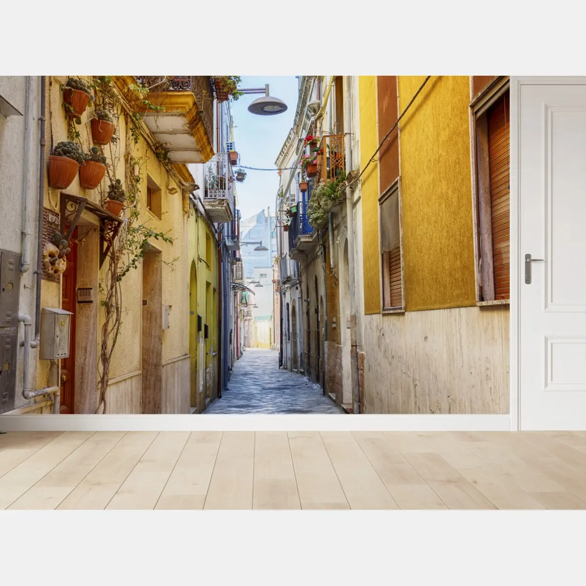 Papier peint ruelle ensoleillée du centre ancien de Brindisi – Wallnifity®