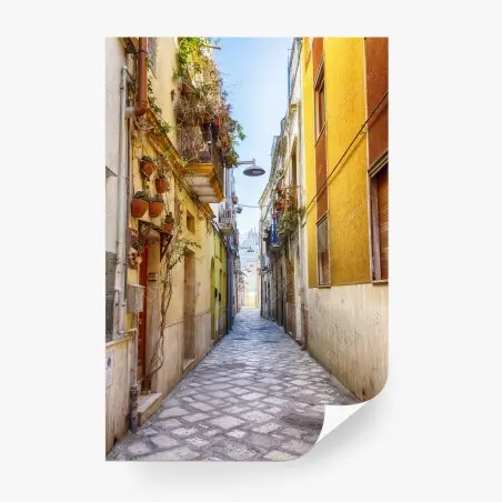 Papier peint ruelle ensoleillée du centre ancien de Brindisi – Wallnifity®